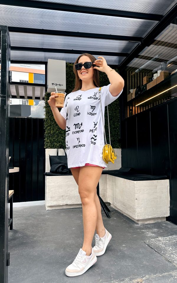 T-shirt feminina signos tendência oversized, barata e de qualidade perfeita para looks estilosos.