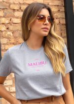 T-shirt Unissex 100% Algodão Cinza Estampa Malibu Barbie, Oversized é a peça perfeita para um look estiloso, gringo, diferente, jovem, in, versátil, trend, combina com jeans, alfaiataria, perfeito para o dia a dia e despojado para usar a noite. Monte Looks despojados e super confortáveis.