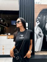 T-shirt feminina signos tendência oversized, barata e de qualidade perfeita para looks estilosos.