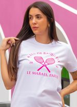 T-shirt Unissex 100% Algodão Branca Estampa Padel Paris Oversized é a peça perfeita para um look estiloso, gringo, diferente, jovem, in, versátil, trend, combina com jeans, alfaiataria, perfeito para o dia a dia e despojado para usar a noite. Monte Looks despojados e super confortáveis.