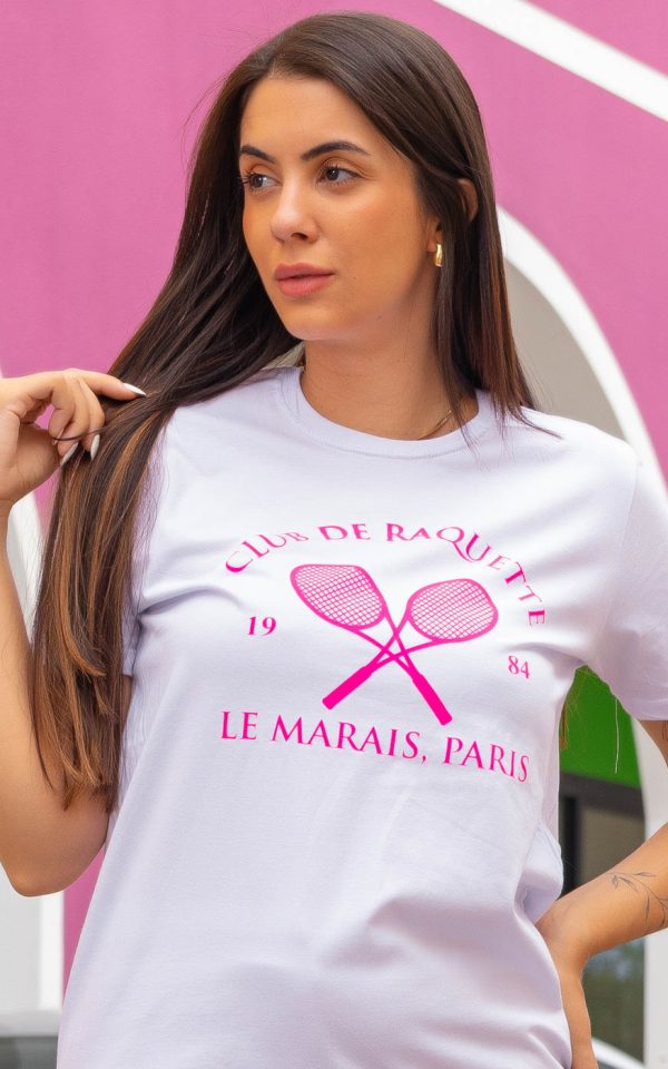 T-shirt Unissex 100% Algodão Branca Estampa Padel Paris Oversized é a peça perfeita para um look estiloso, gringo, diferente, jovem, in, versátil, trend, combina com jeans, alfaiataria, perfeito para o dia a dia e despojado para usar a noite. Monte Looks despojados e super confortáveis.