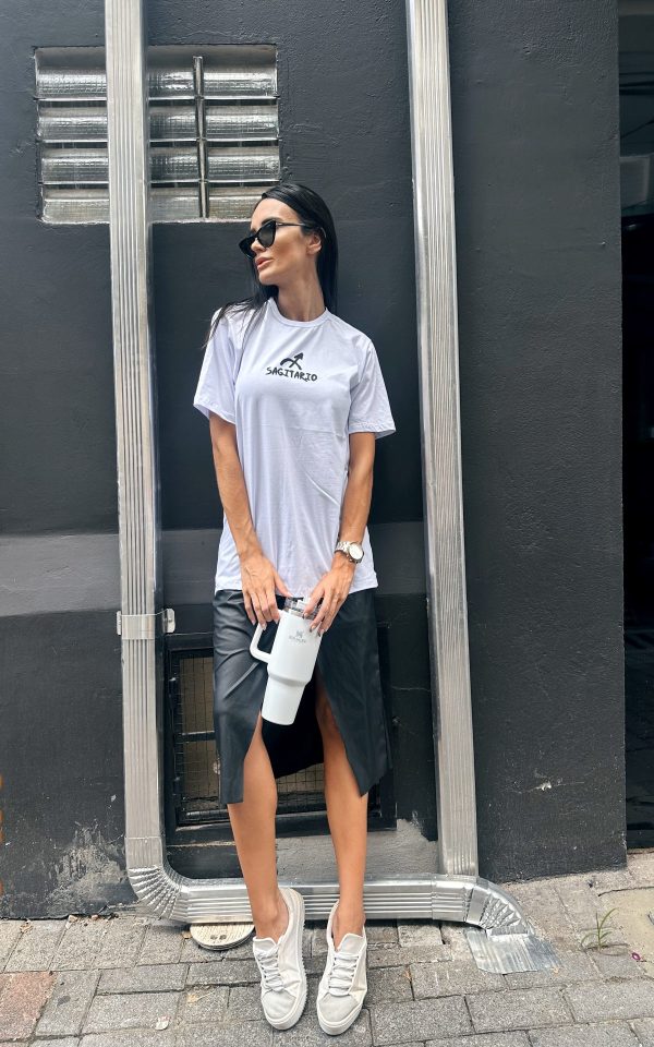T-shirt feminina signos tendência oversized, barata e de qualidade perfeita para looks estilosos.
