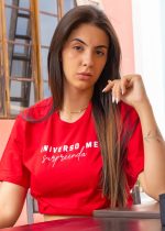 T-shirt Unissex 100% Algodão Vermelha Estampa Universo Me Surpreenda, Oversized é a peça perfeita para um look estiloso, gringo, diferente, jovem, in, versátil, trend, combina com jeans, alfaiataria, perfeito para o dia a dia e despojado para usar a noite. Monte Looks despojados e super confortáveis.