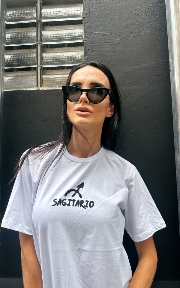 T-shirt feminina signos tendência oversized, barata e de qualidade perfeita para looks estilosos.