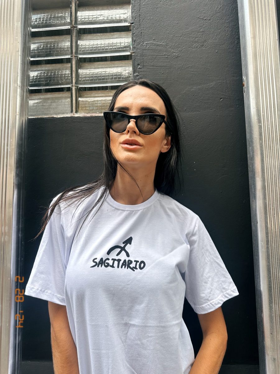 T-shirt feminina signos tendência oversized, barata e de qualidade perfeita para looks estilosos.