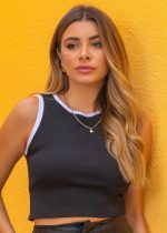 Cropped feminino tendência em canelado preto com branco, combina com jeans, alfaiataria, perfeito para o dia a dia. Monte Looks despojados e super confortáveis.