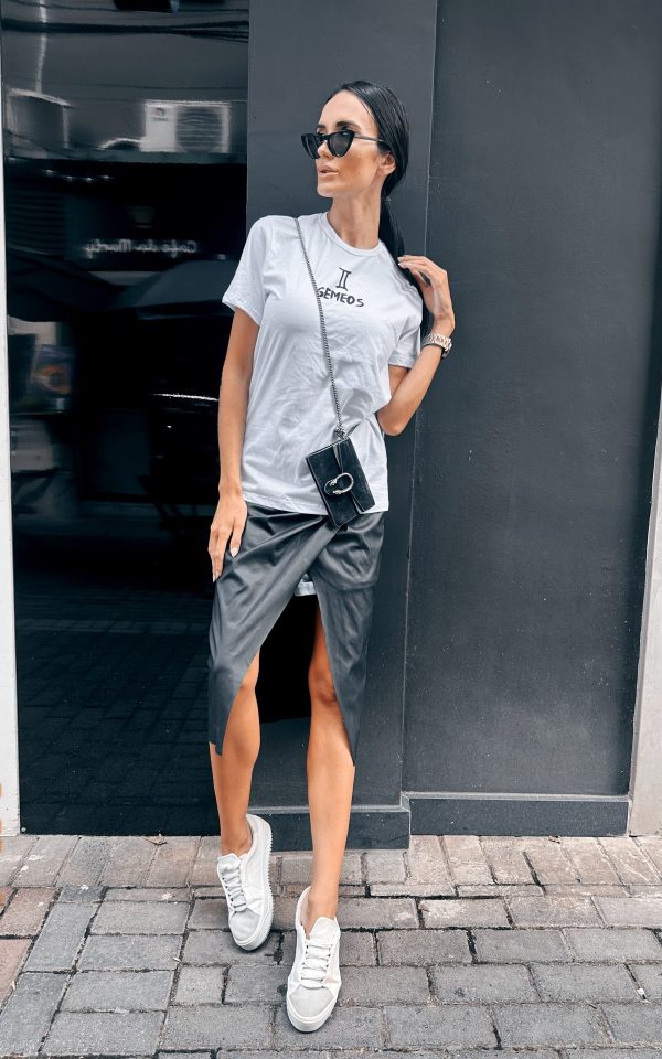 T-shirt feminina signos tendência oversized, barata e de qualidade perfeita para looks estilosos.