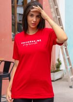 T-shirt Unissex 100% Algodão Vermelha Estampa Universo Me Surpreenda, Oversized é a peça perfeita para um look estiloso, gringo, diferente, jovem, in, versátil, trend, combina com jeans, alfaiataria, perfeito para o dia a dia e despojado para usar a noite. Monte Looks despojados e super confortáveis.