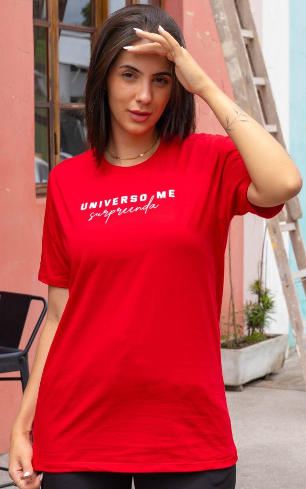 T-shirt Unissex 100% Algodão Vermelha Estampa Universo Me Surpreenda, Oversized é a peça perfeita para um look estiloso, gringo, diferente, jovem, in, versátil, trend, combina com jeans, alfaiataria, perfeito para o dia a dia e despojado para usar a noite. Monte Looks despojados e super confortáveis.