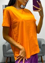 T-shirt feminina 100% Algodão Oversized Básica Lisa Laranja, é a peça perfeita para um look estiloso, gringo, diferente, jovem, in, versátil, trend, combina com jeans, alfaiataria, perfeito para o dia a dia e despojado para usar à noite.