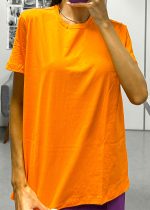 T-shirt feminina 100% Algodão Oversized Básica Lisa Laranja, é a peça perfeita para um look estiloso, gringo, diferente, jovem, in, versátil, trend, combina com jeans, alfaiataria, perfeito para o dia a dia e despojado para usar à noite.