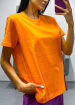 T-shirt feminina 100% Algodão Oversized Básica Lisa Laranja, é a peça perfeita para um look estiloso, gringo, diferente, jovem, in, versátil, trend, combina com jeans, alfaiataria, perfeito para o dia a dia e despojado para usar à noite.