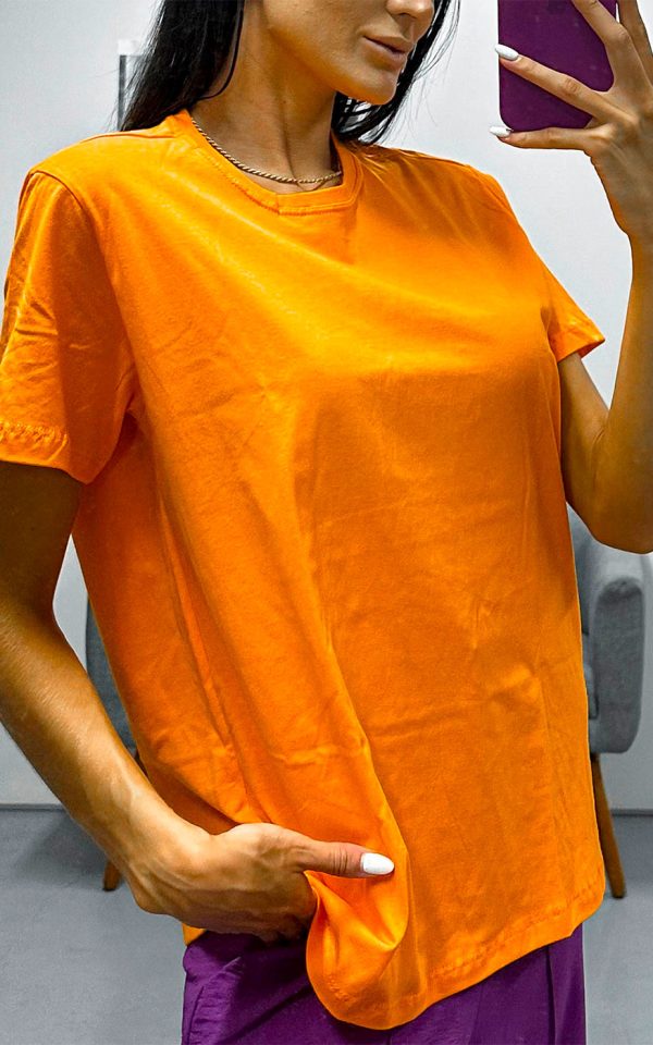 T-shirt feminina 100% Algodão Oversized Básica Lisa Laranja, é a peça perfeita para um look estiloso, gringo, diferente, jovem, in, versátil, trend, combina com jeans, alfaiataria, perfeito para o dia a dia e despojado para usar à noite.