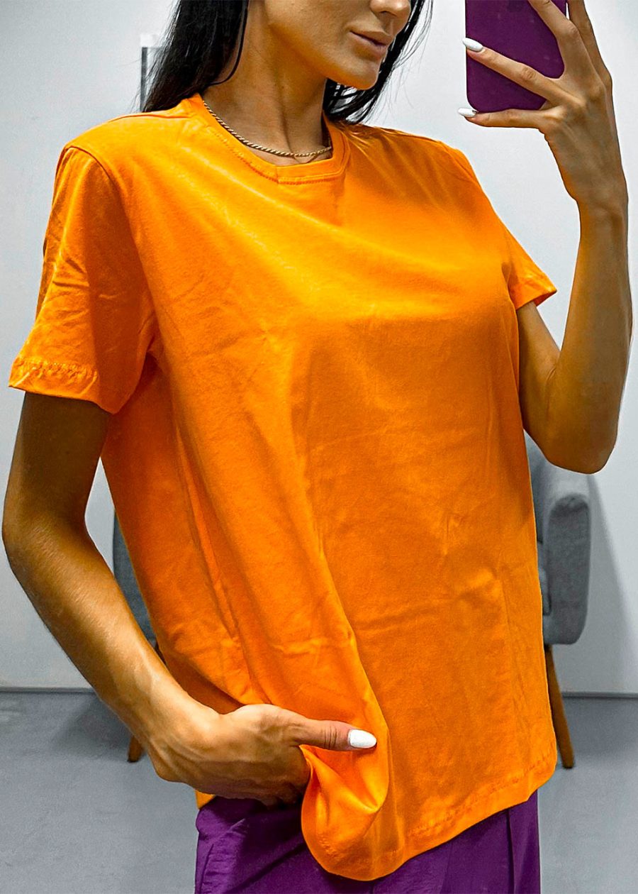 T-shirt feminina 100% Algodão Oversized Básica Lisa Laranja, é a peça perfeita para um look estiloso, gringo, diferente, jovem, in, versátil, trend, combina com jeans, alfaiataria, perfeito para o dia a dia e despojado para usar à noite.