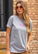 T-shirt Unissex 100% Algodão Cinza Estampa Malibu Barbie, Oversized é a peça perfeita para um look estiloso, gringo, diferente, jovem, in, versátil, trend, combina com jeans, alfaiataria, perfeito para o dia a dia e despojado para usar a noite. Monte Looks despojados e super confortáveis.