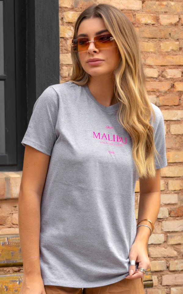 T-shirt Unissex 100% Algodão Cinza Estampa Malibu Barbie, Oversized é a peça perfeita para um look estiloso, gringo, diferente, jovem, in, versátil, trend, combina com jeans, alfaiataria, perfeito para o dia a dia e despojado para usar a noite. Monte Looks despojados e super confortáveis.