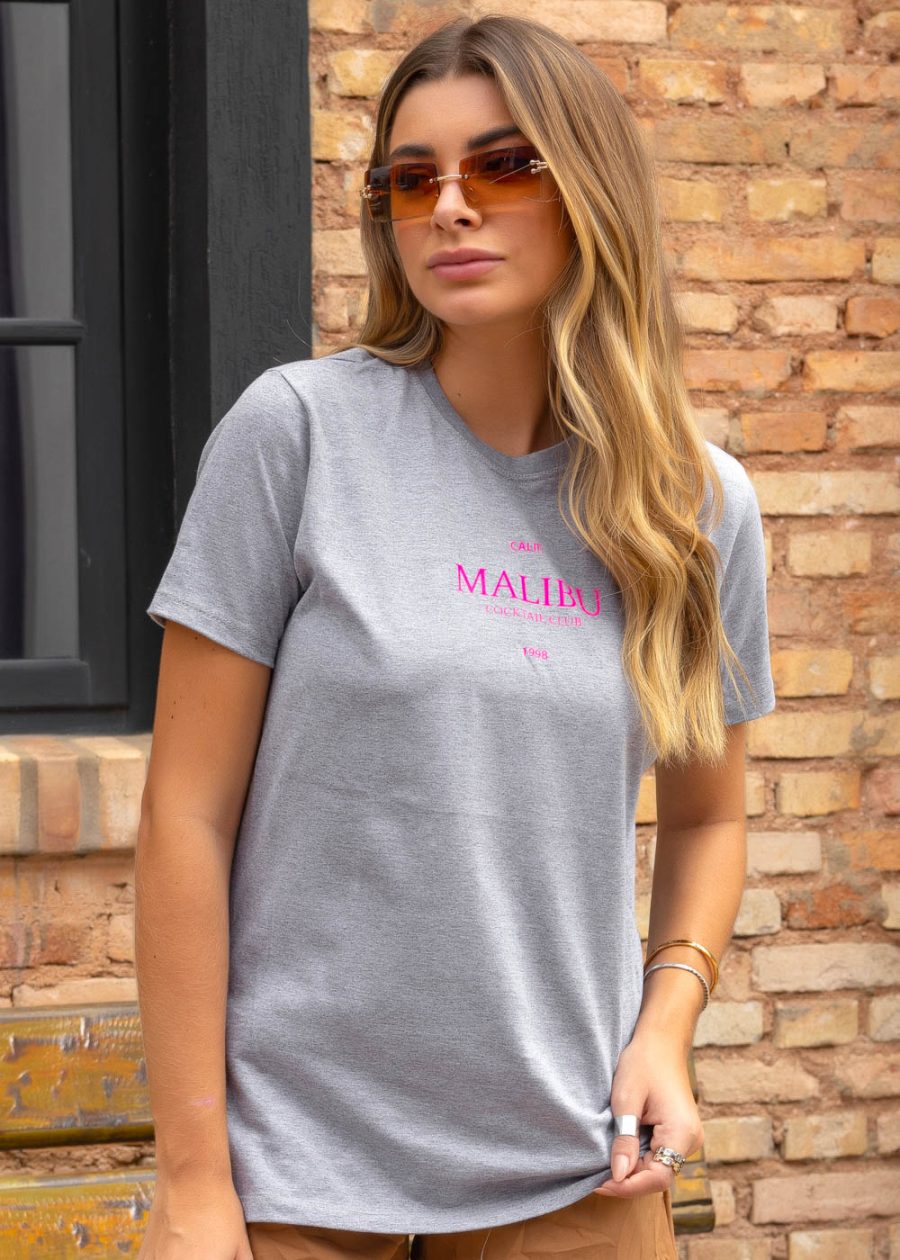 T-shirt Unissex 100% Algodão Cinza Estampa Malibu Barbie, Oversized é a peça perfeita para um look estiloso, gringo, diferente, jovem, in, versátil, trend, combina com jeans, alfaiataria, perfeito para o dia a dia e despojado para usar a noite. Monte Looks despojados e super confortáveis.