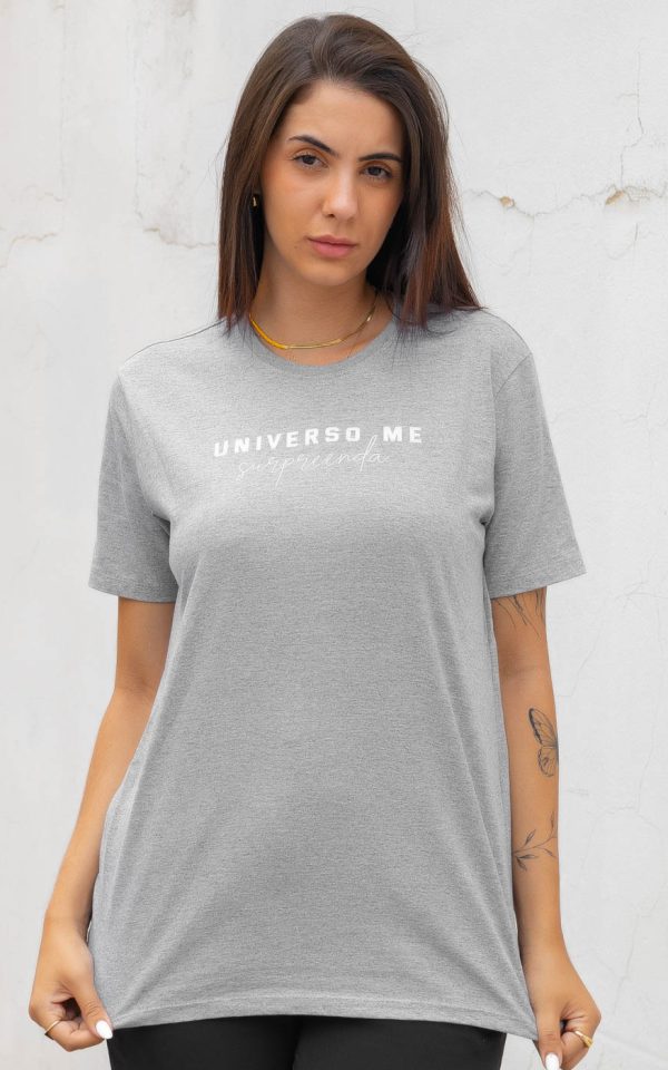 T-shirt Unissex 100% Algodão Cinza Estampa Universo me Surpreenda, Oversized é a peça perfeita para um look estiloso, gringo, diferente, jovem, in, versátil, trend, combina com jeans, alfaiataria, perfeito para o dia a dia e despojado para usar a noite. Monte Looks despojados e super confortáveis.