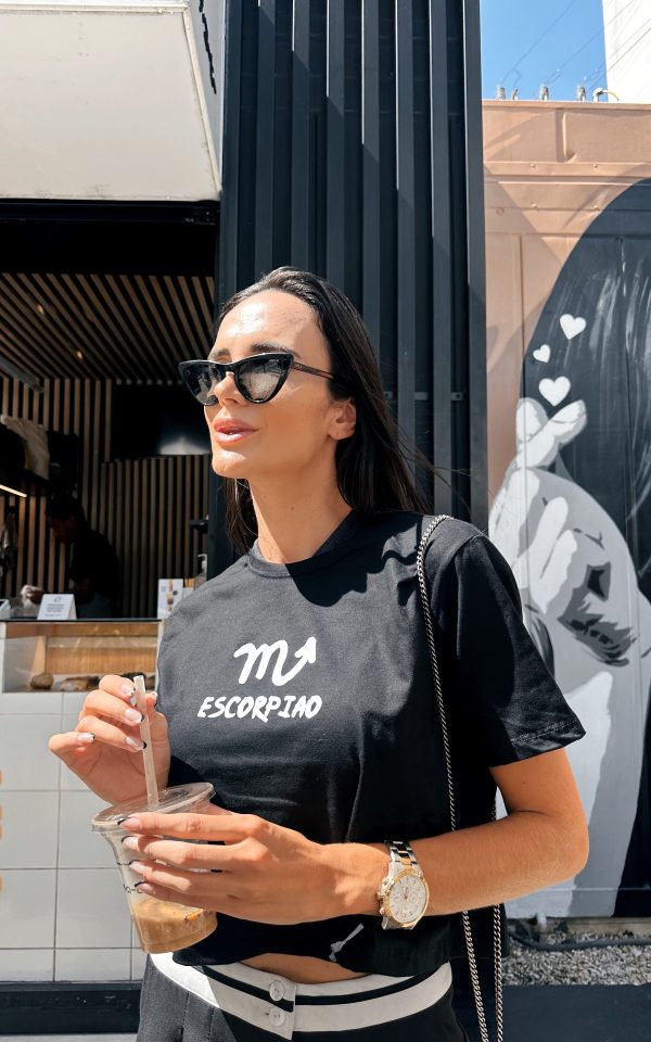 Cropped tendência signos barato e gringo peça perfeita para sair com as amigas .