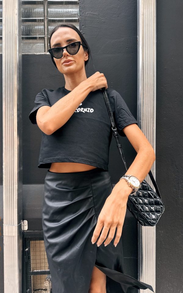 Cropped tendência signos barato e gringo peça perfeita para sair com as amigas .