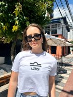 Cropped tendência signos barato e gringo peça perfeita para sair com as amigas .