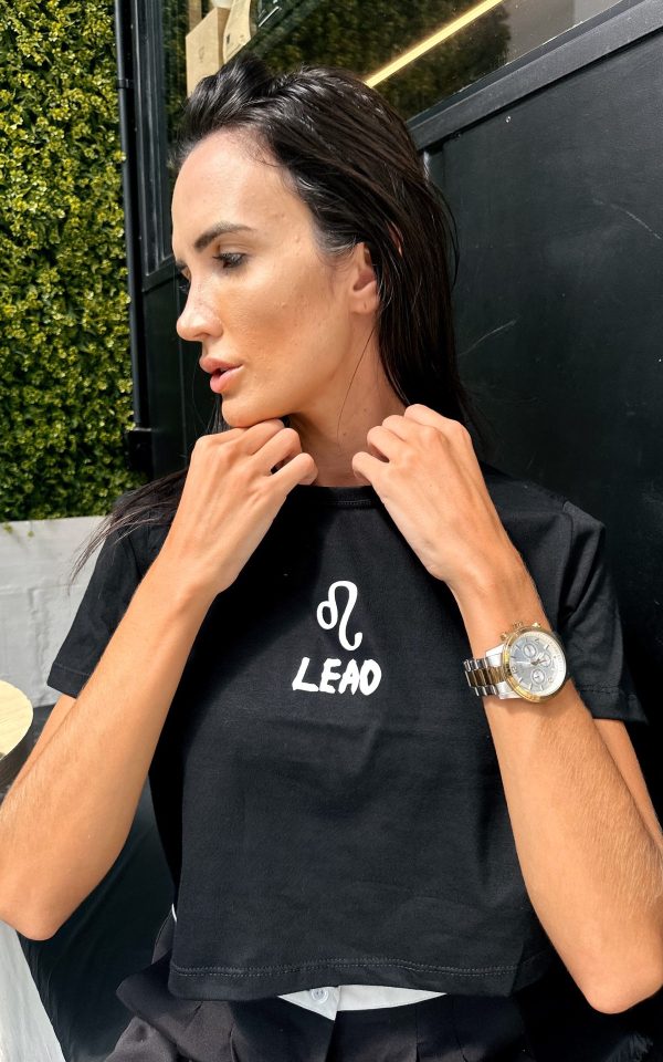 Cropped tendência signos barato e gringo peça perfeita para sair com as amigas .