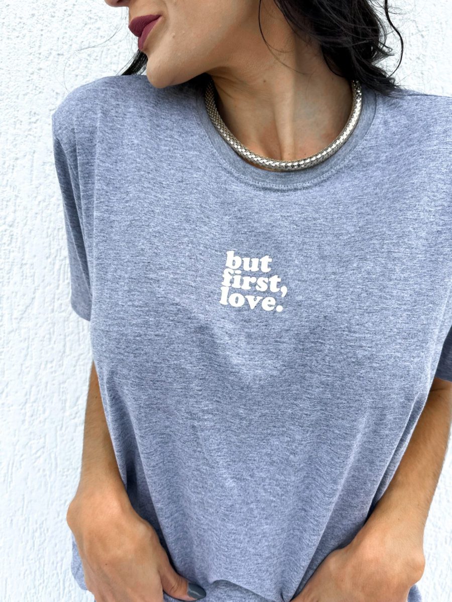 T-shirt Feminina 100% Algodão But First Love Cinza