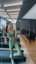 Conjunto feminino Cropped mais calça para treinar ou jogar braço tênis estiloso